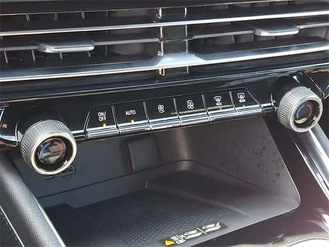 Vehicle image 12 of 21