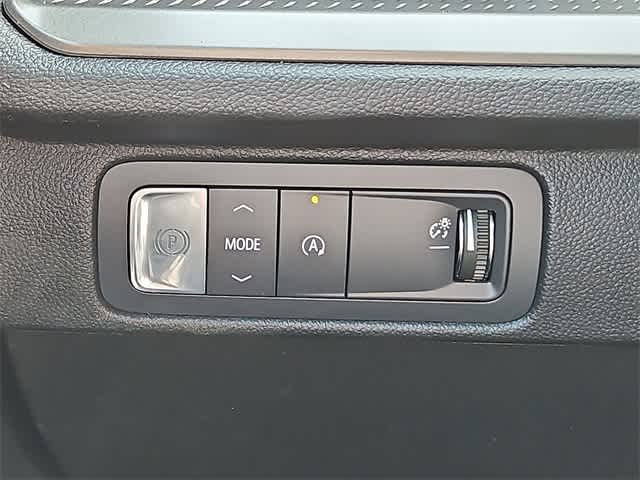 Vehicle image 17 of 24