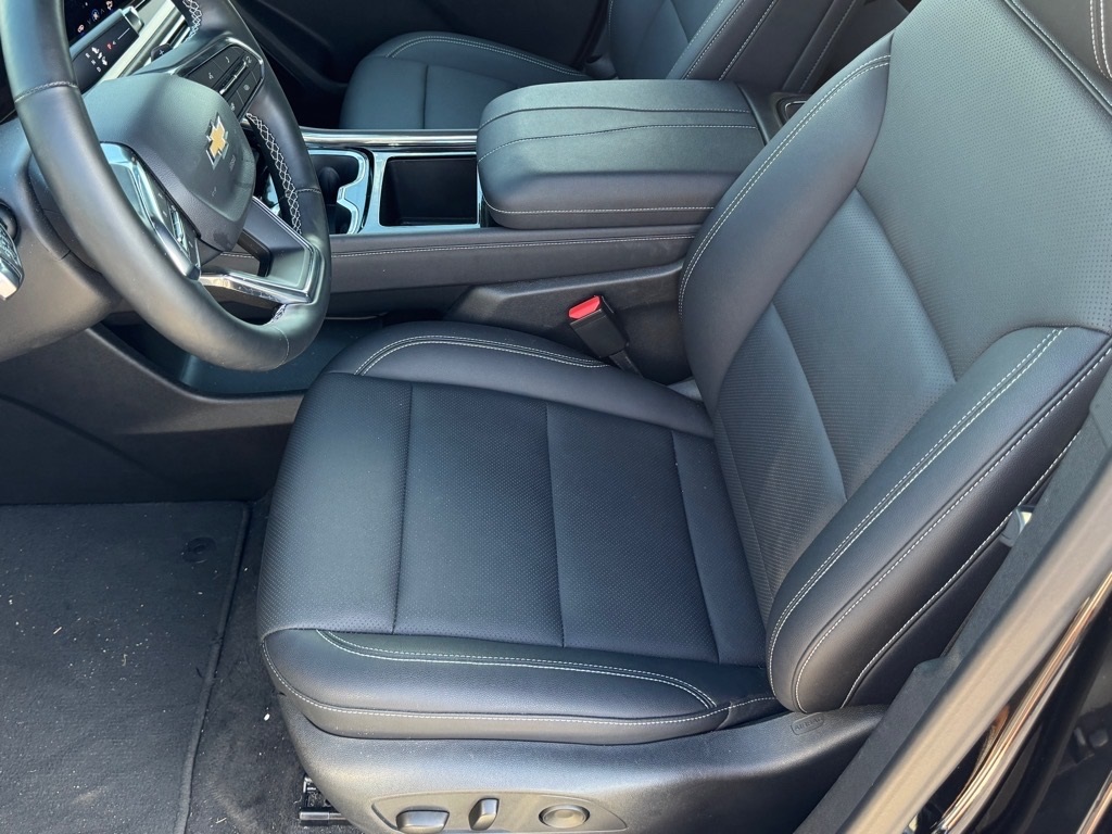 2025 Chevrolet Traverse AWD LT Image 12 of 21