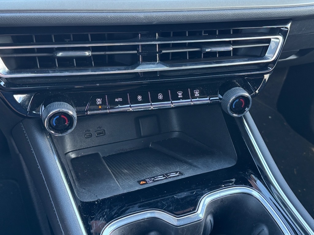 2025 Chevrolet Traverse AWD LT Image 10 of 21