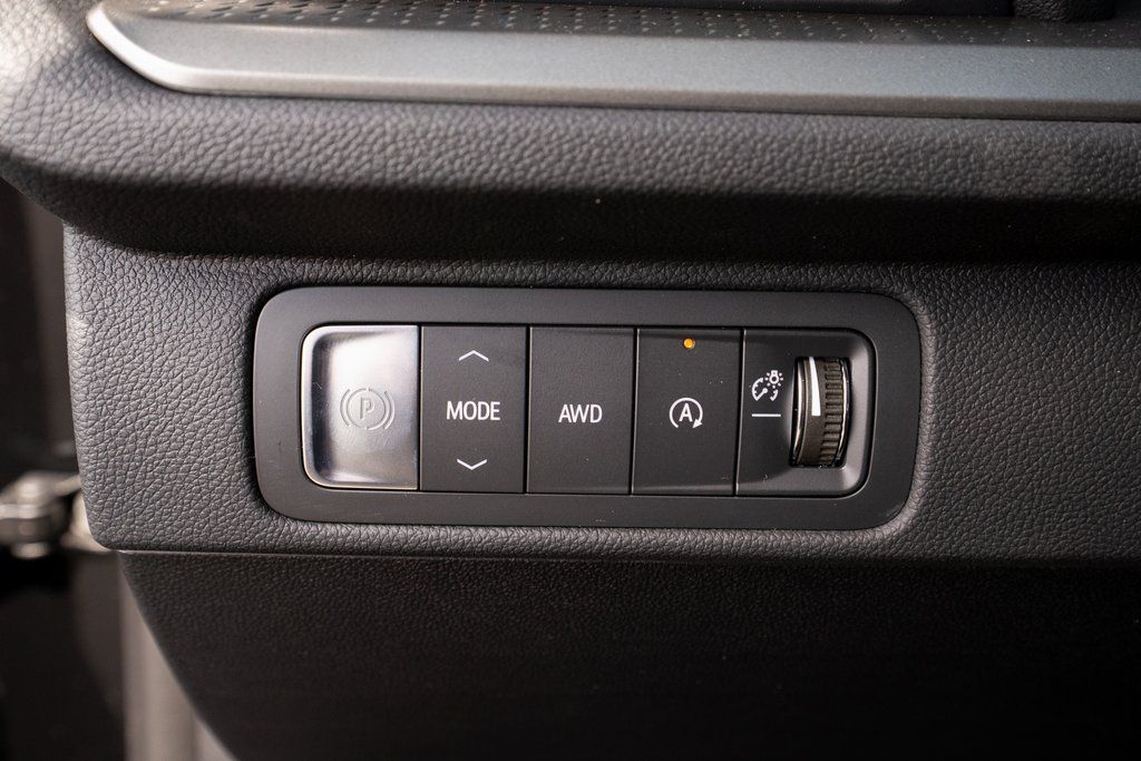 Vehicle image 18 of 42