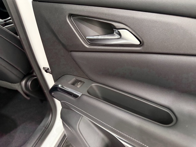 Vehicle image 25 of 43