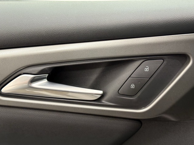 Vehicle image 26 of 43