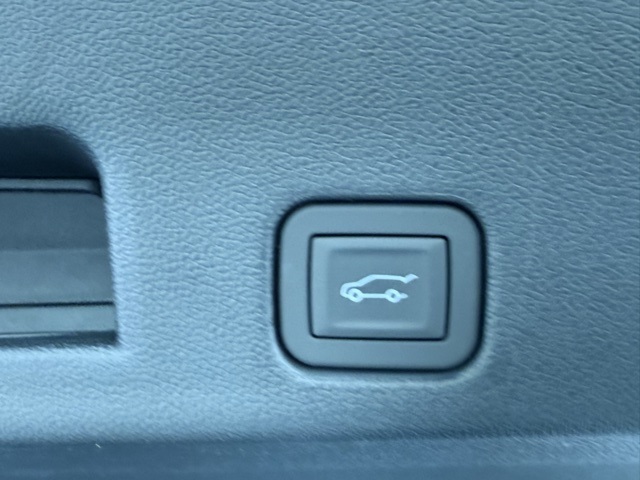 Vehicle image 27 of 43