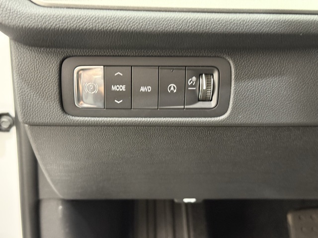 Vehicle image 38 of 43