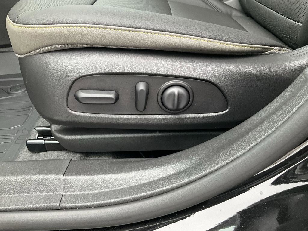 Vehicle image 25 of 31