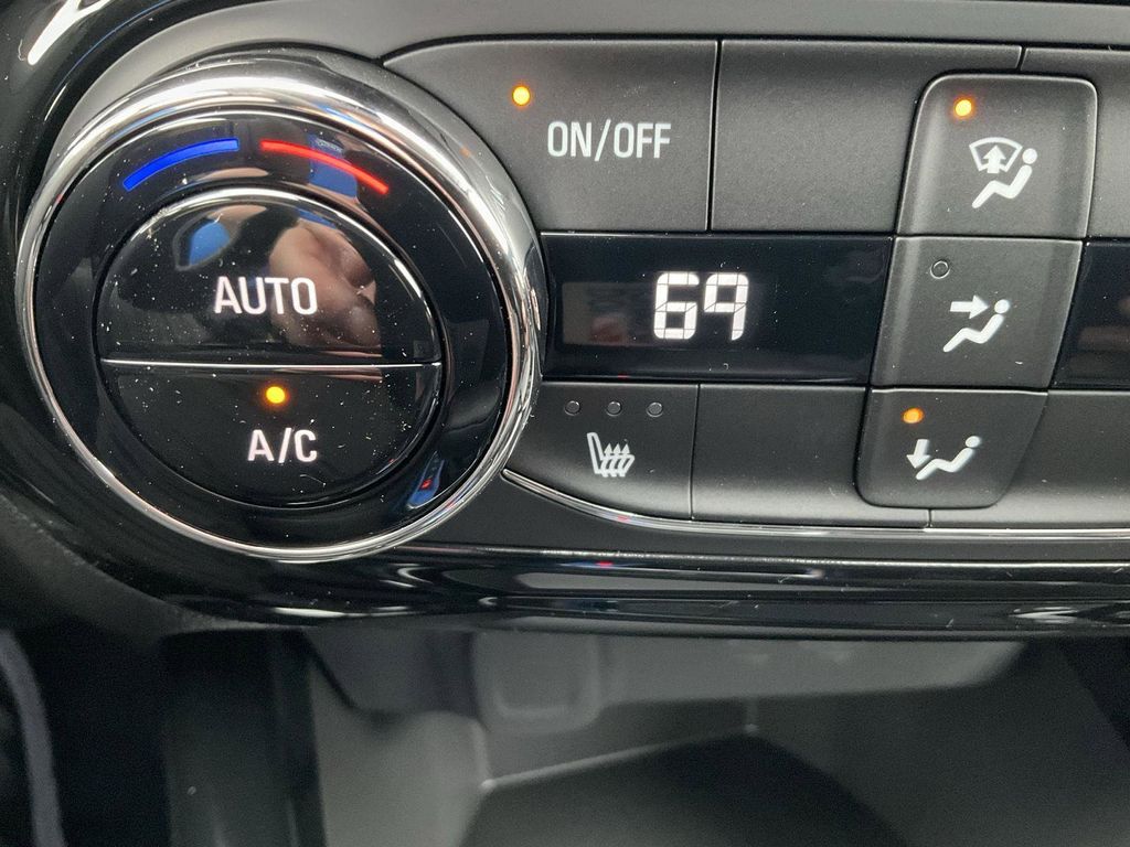 Vehicle image 17 of 31
