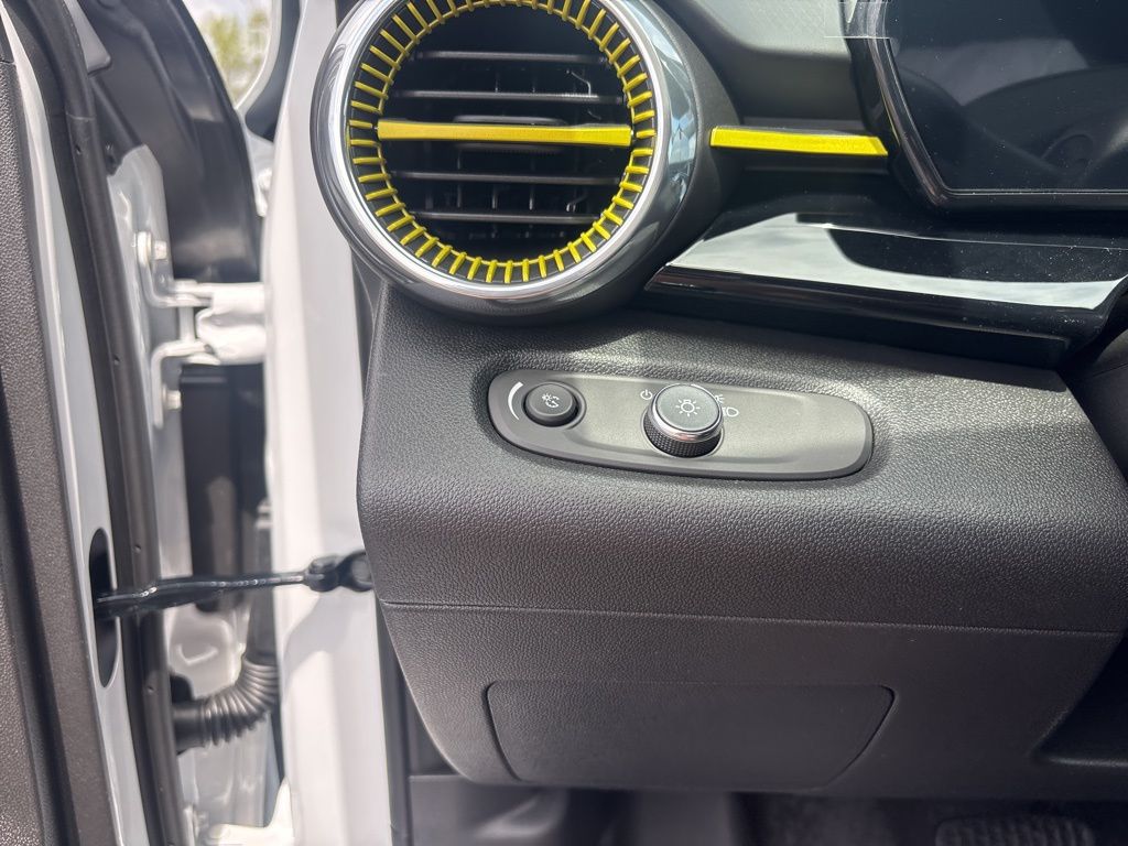 Vehicle image 14 of 18