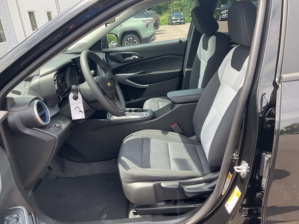 Vehicle image 13 of 28