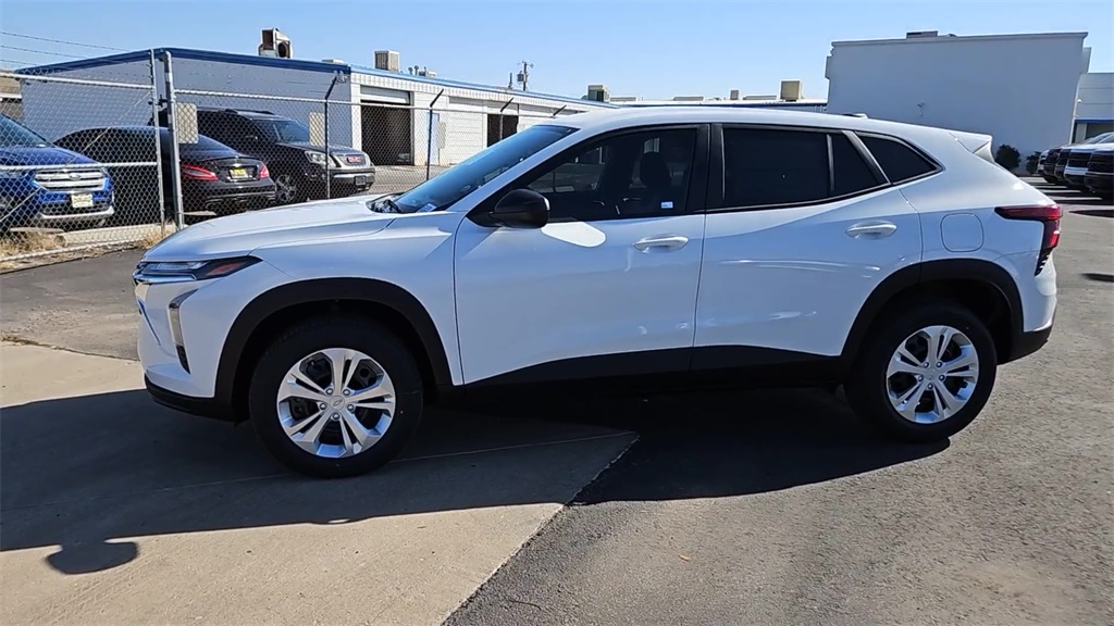 2025 Chevrolet Trax LS Image 2 of 26