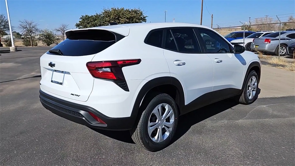 2025 Chevrolet Trax LS Image 7 of 26