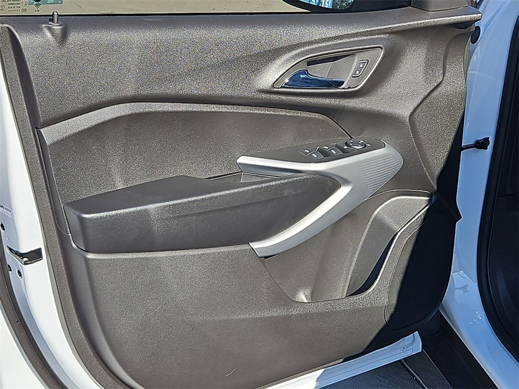 2025 Chevrolet Trax LS Image 18 of 26