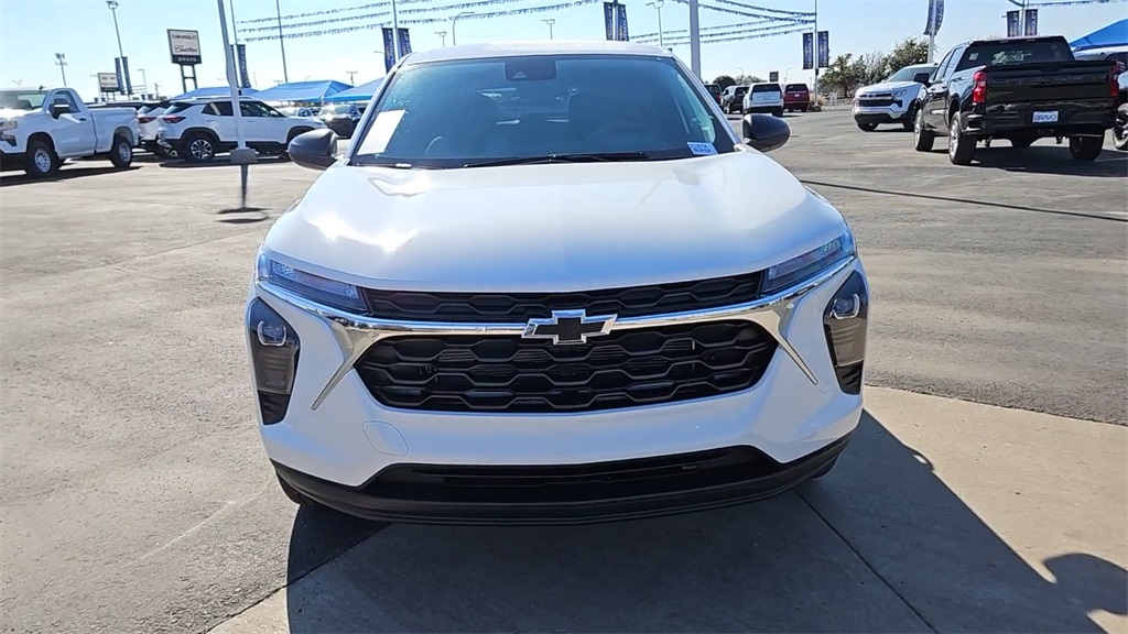 2025 Chevrolet Trax LS Image 4 of 26
