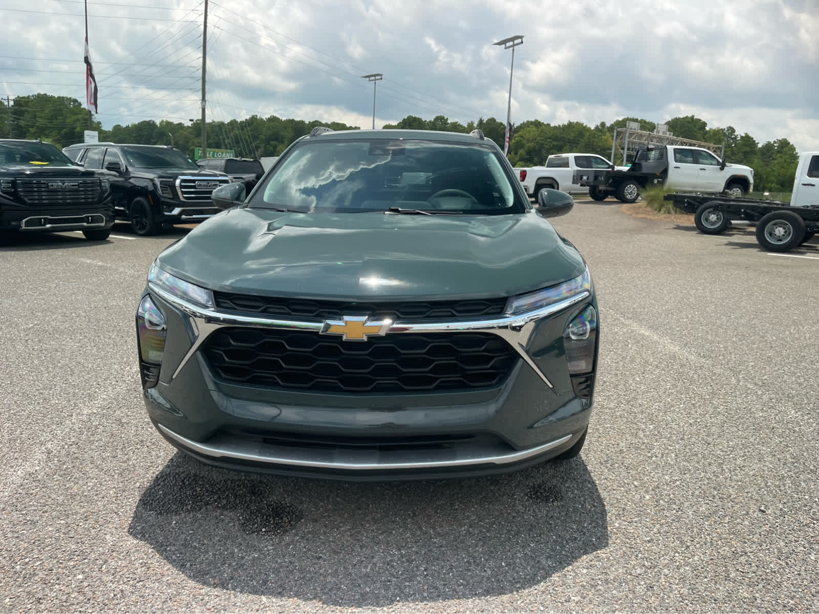 2025 Chevrolet Trax LT Image 2 of 26