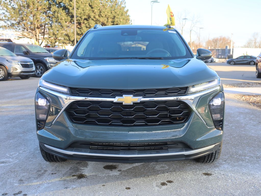 2025 Chevrolet Trax LT Image 3 of 36