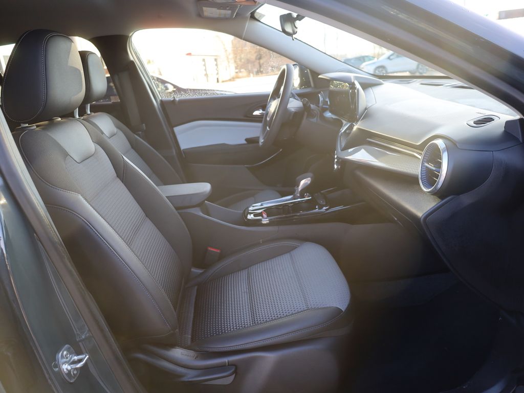 2025 Chevrolet Trax LT Image 16 of 36