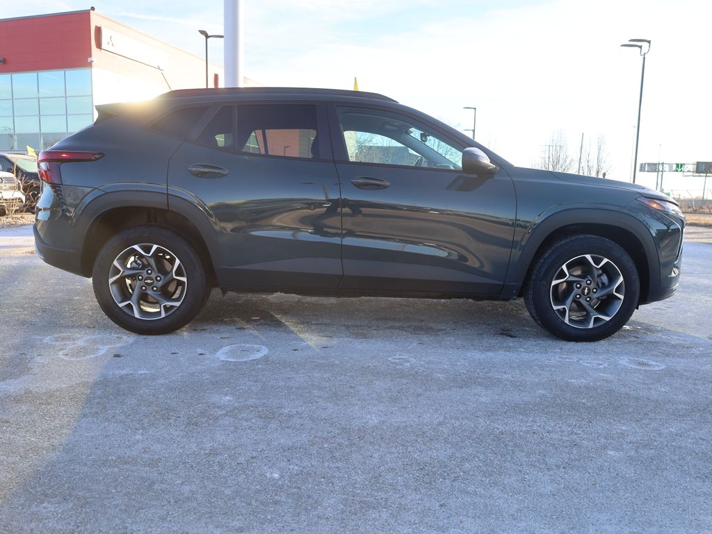 2025 Chevrolet Trax LT Image 4 of 36