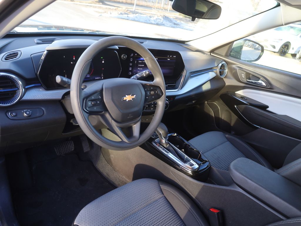 2025 Chevrolet Trax LT Image 17 of 36