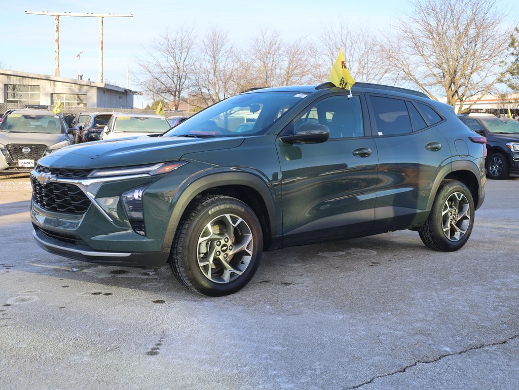2025 Chevrolet Trax LT Image 2 of 36