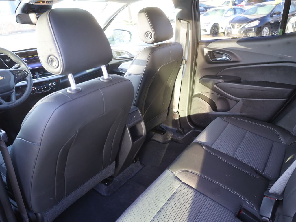 2025 Chevrolet Trax LT Image 14 of 36