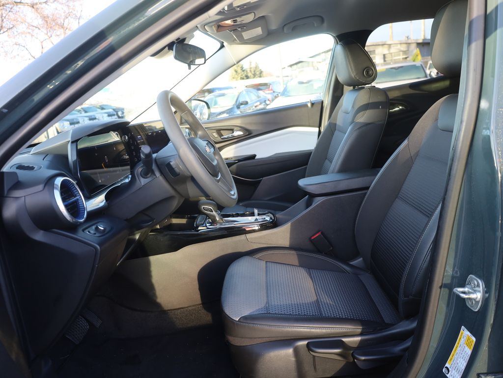 2025 Chevrolet Trax LT Image 15 of 36