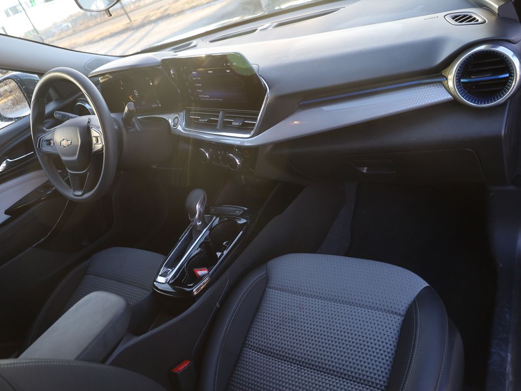 2025 Chevrolet Trax LT Image 18 of 36