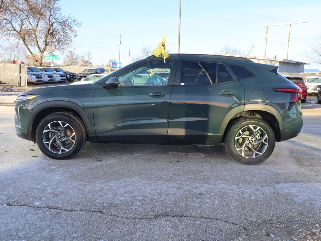 2025 Chevrolet Trax LT Image 8 of 36