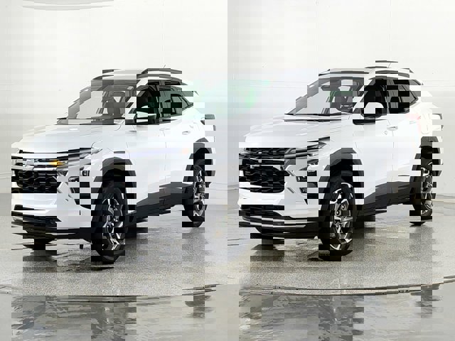 2025 Chevrolet Trax LT Image 2 of 45