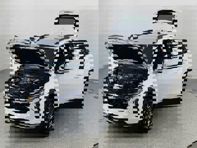 2025 Chevrolet Trax LT Image 4 of 45