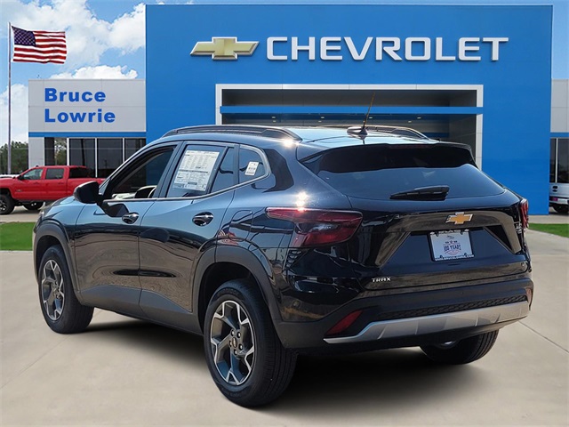 2025 Chevrolet Trax LT Image 2 of 15