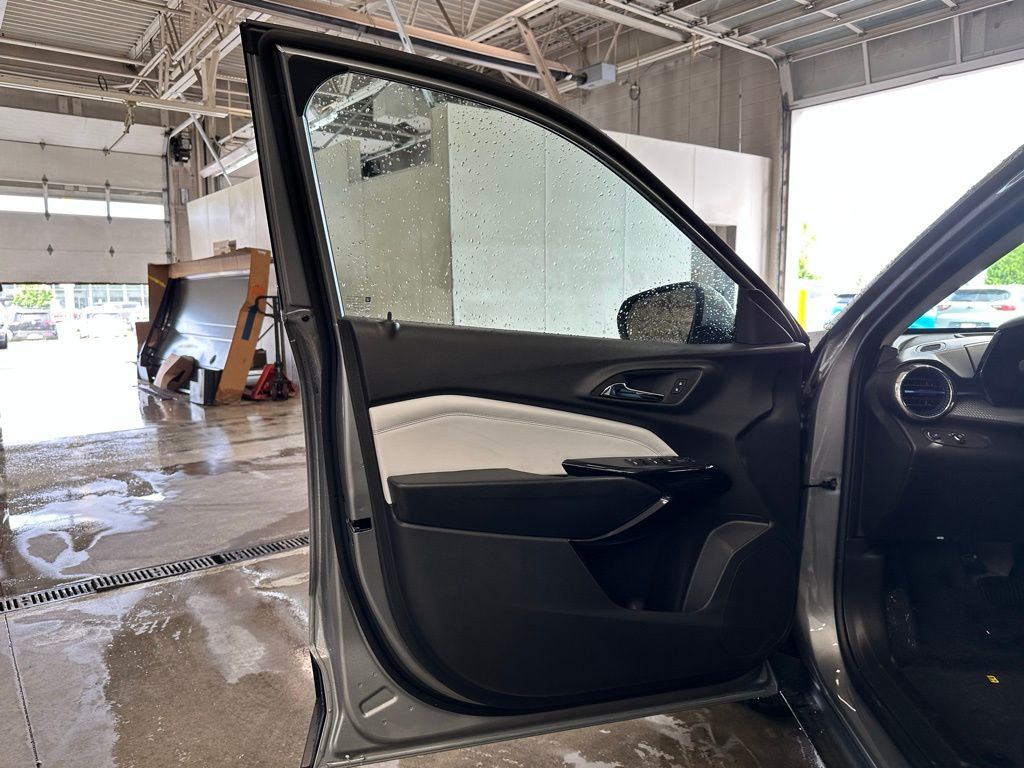 Vehicle image 21 of 25