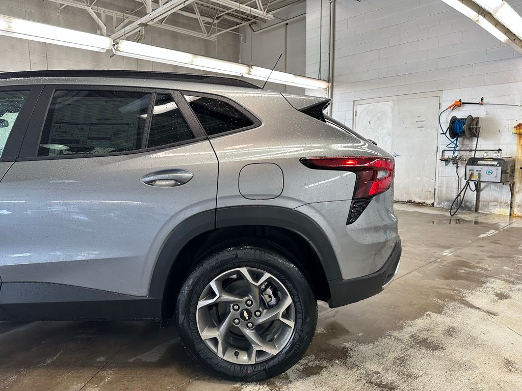 Vehicle image 23 of 25