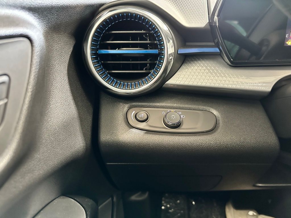Vehicle image 24 of 25