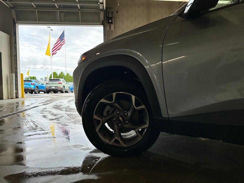 Vehicle image 19 of 25