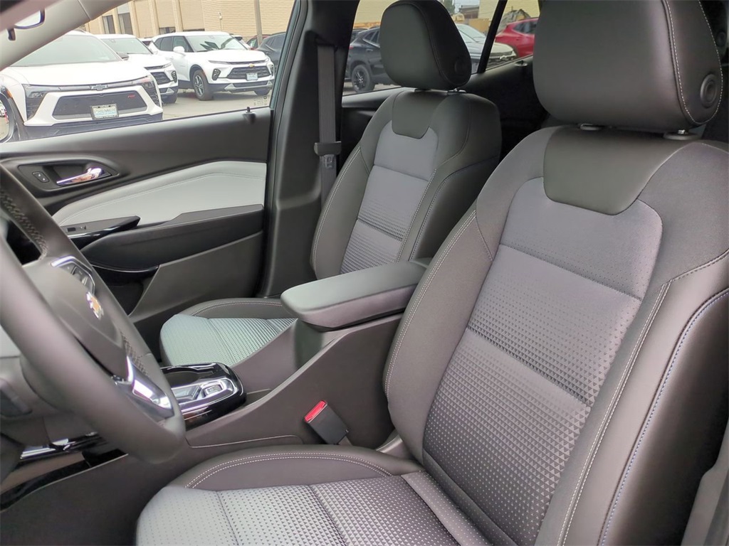 Vehicle image 14 of 33