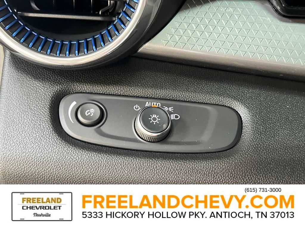 Vehicle image 14 of 21