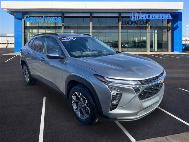 2025 Chevrolet Trax LT Image 2 of 21