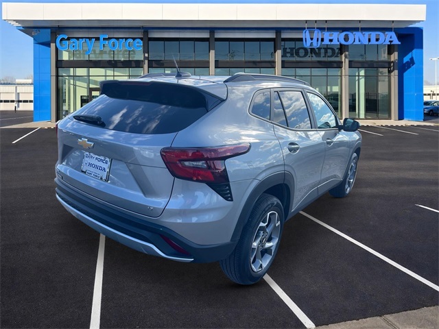 2025 Chevrolet Trax LT Image 3 of 21