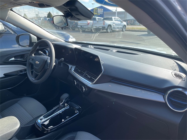 2025 Chevrolet Trax LT Image 8 of 21