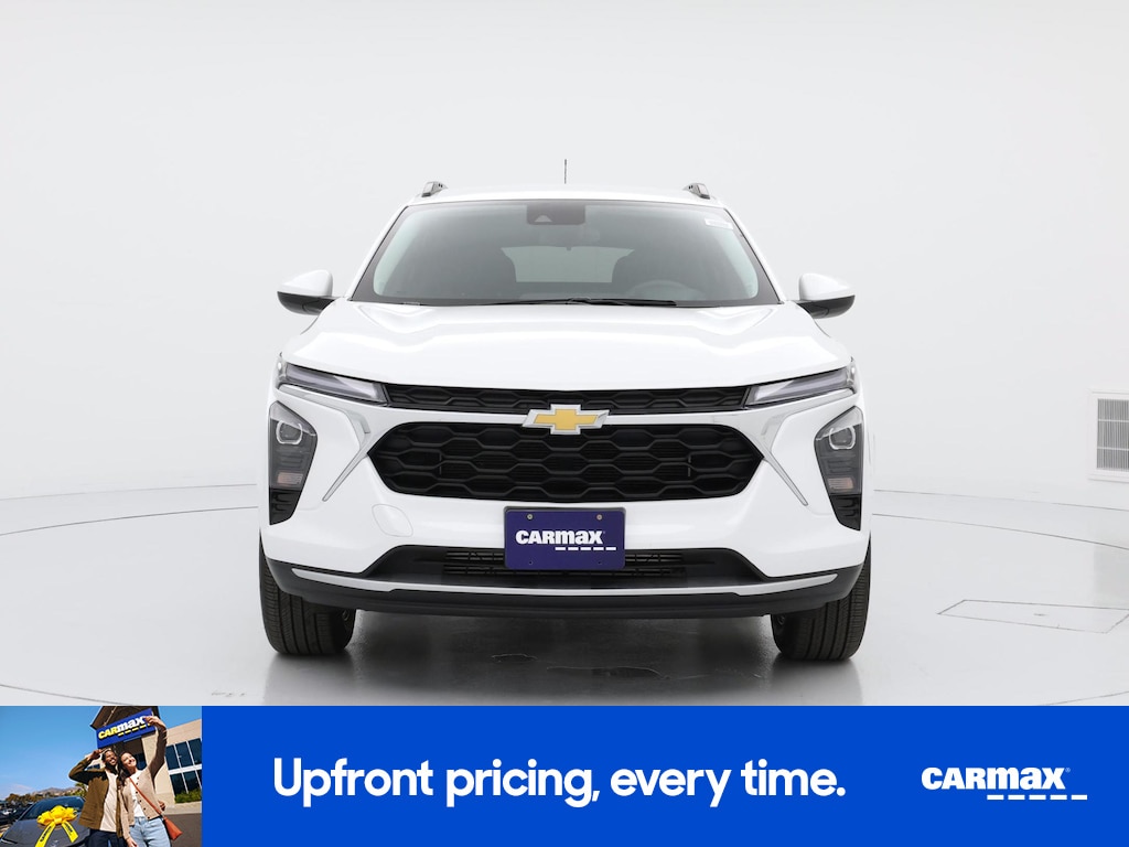 2025 Chevrolet Trax LT Image 2 of 26