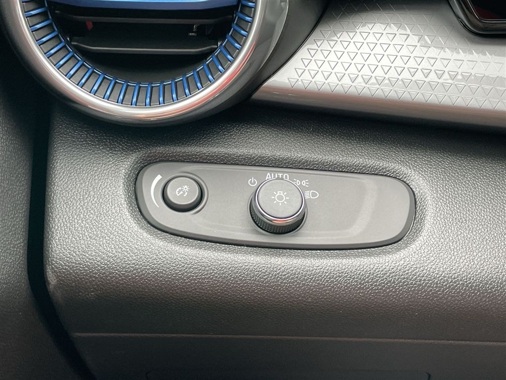 2025 Chevrolet Trax LT Image 14 of 16