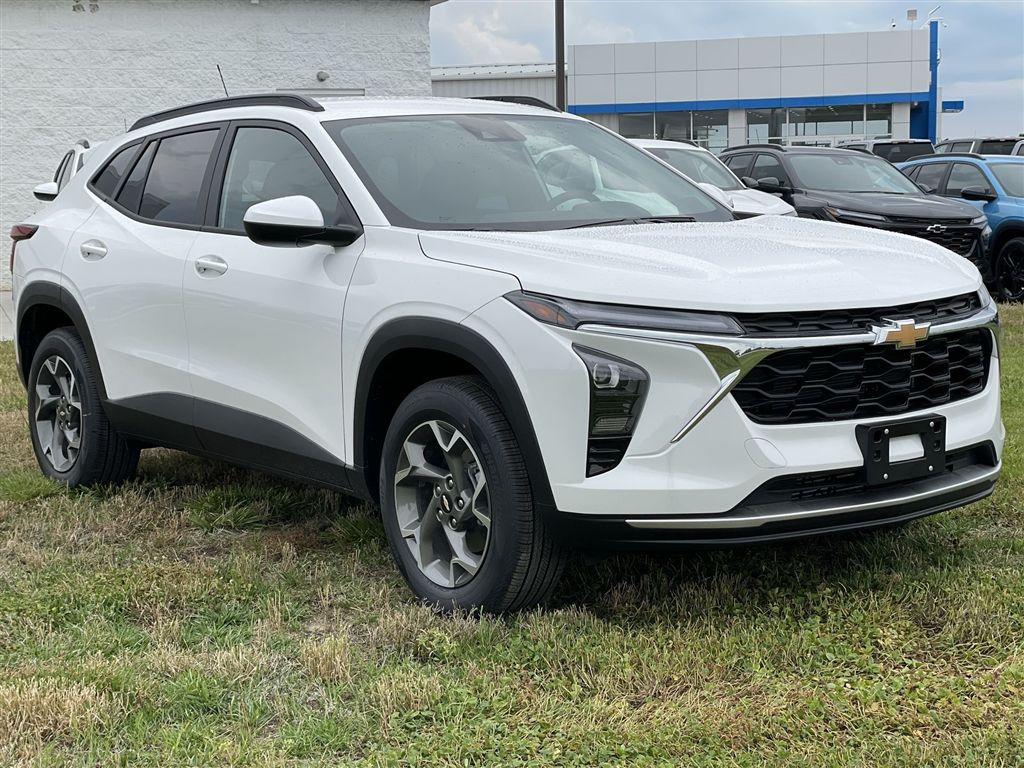 2025 Chevrolet Trax LT Image 2 of 16