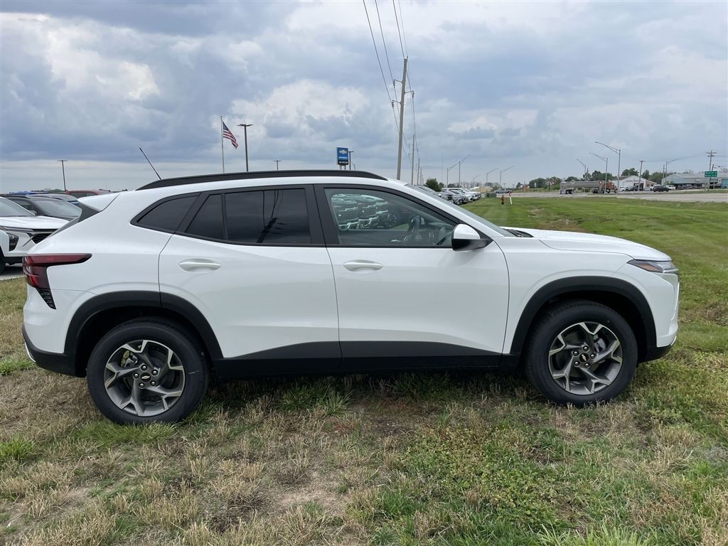 2025 Chevrolet Trax LT Image 3 of 16