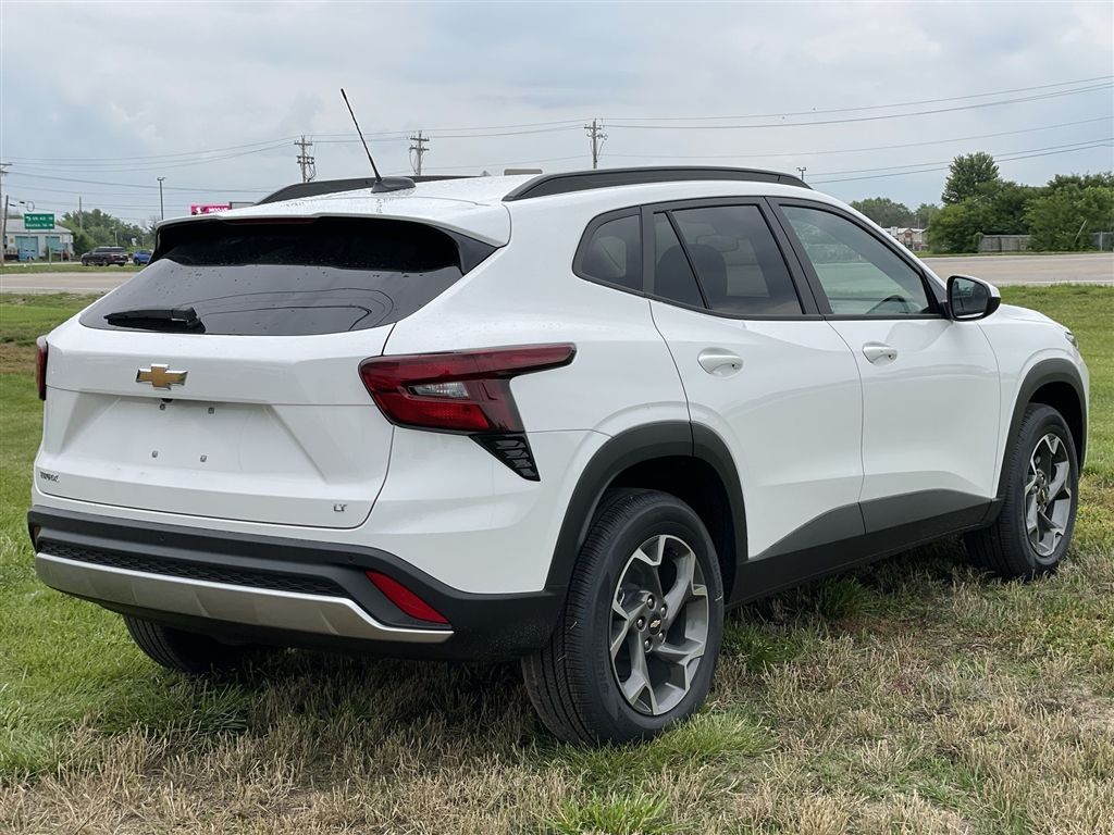 2025 Chevrolet Trax LT Image 4 of 16