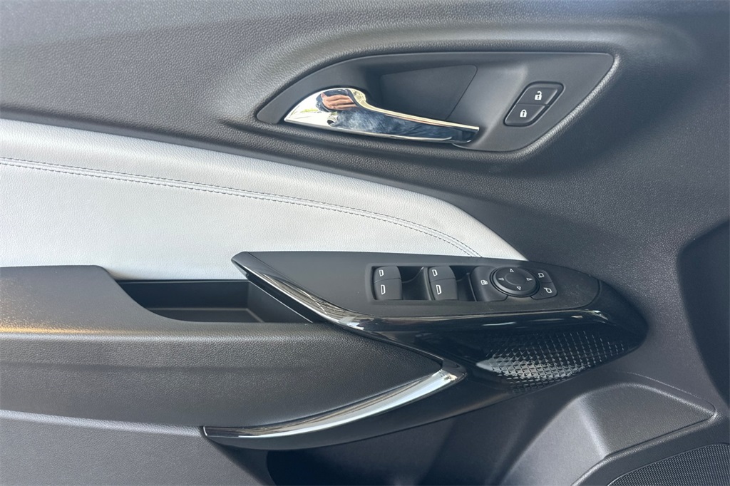 Vehicle image 22 of 28
