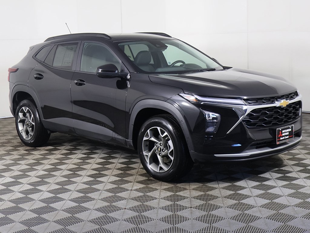 2025 Chevrolet Trax LT Image 4 of 52