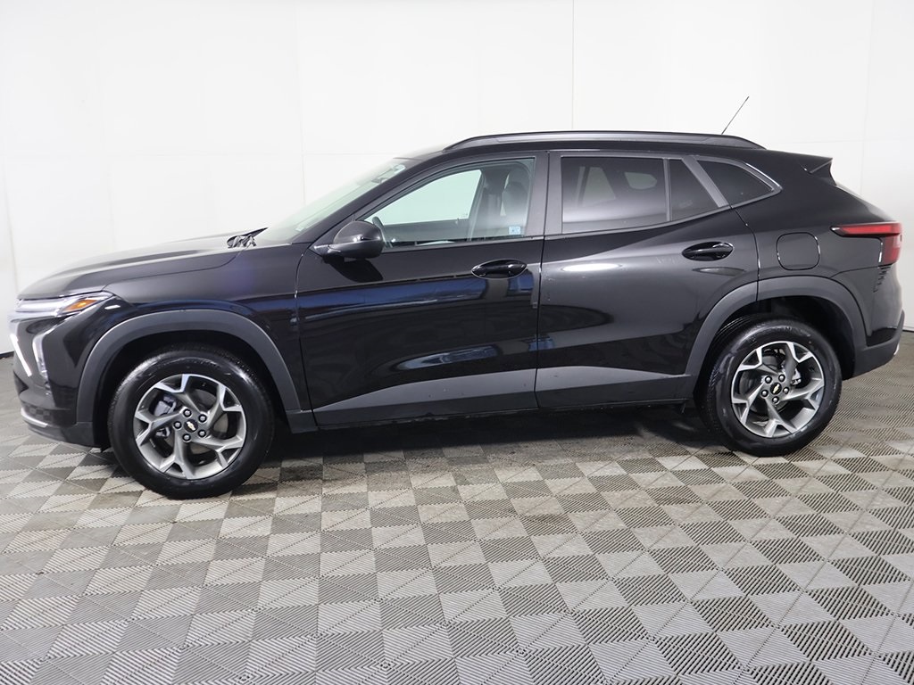 2025 Chevrolet Trax LT Image 2 of 52