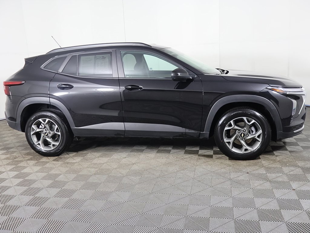 2025 Chevrolet Trax LT Image 7 of 52