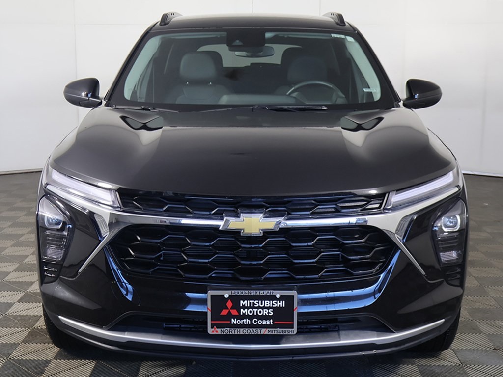 2025 Chevrolet Trax LT Image 3 of 52