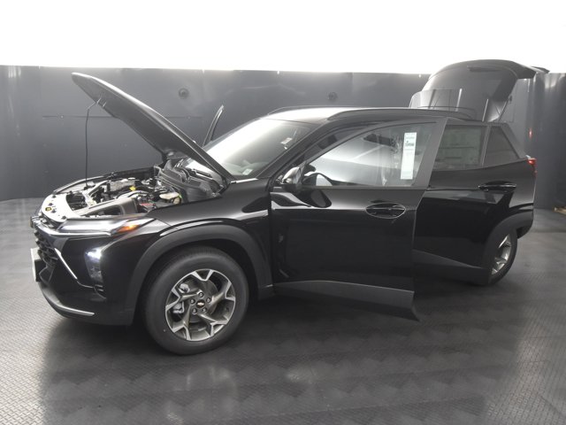 2025 Chevrolet Trax LT Image 2 of 20